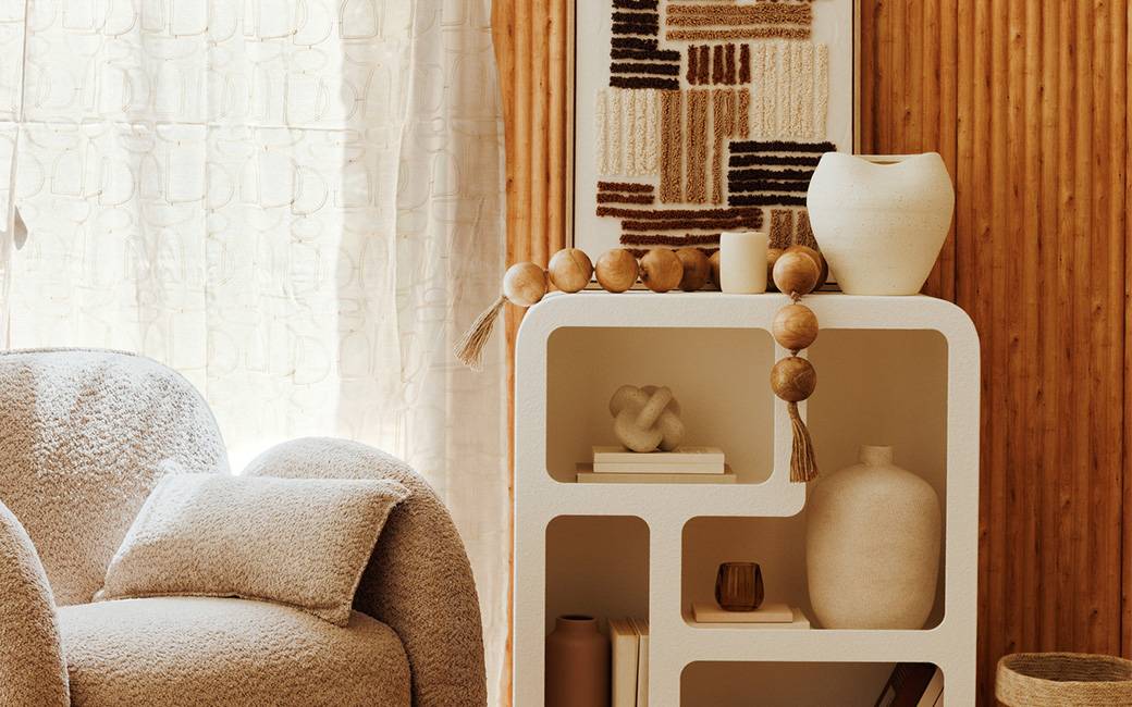 Salon — mur en tasseaux